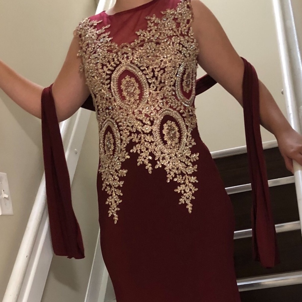 Mahogany red dress • Vestido rojo vino